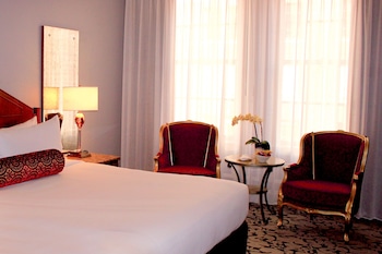 Deluxe Room, 1 King Bed, Private Bathroom