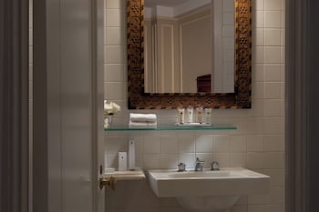 Deluxe Room, 1 King Bed, Private Bathroom