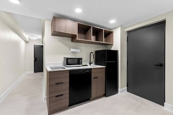 Suite, 1 King Bed, Roll-in Shower