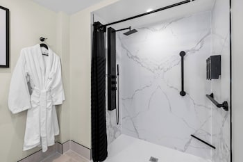 Suite, 2 Queen Beds, Roll-in Shower