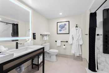 Suite, 2 Queen Beds, Roll-in Shower