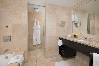 Executive Suite, 2 Double Beds, Lake View