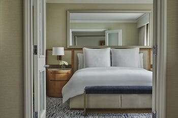 Executive Suite, 1 King Bed, Lake View
