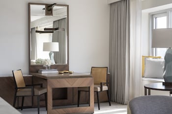 Premier Suite, 1 King Bed, Accessible