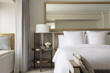 Room, 1 King Bed, Lake View