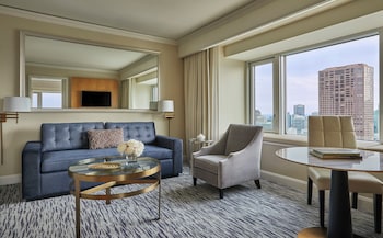 Executive Suite, 1 King Bed, City View