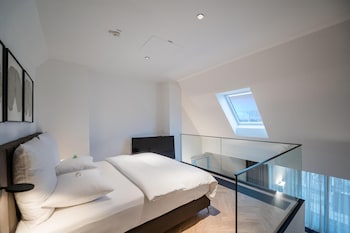 Deluxe Pool Suite