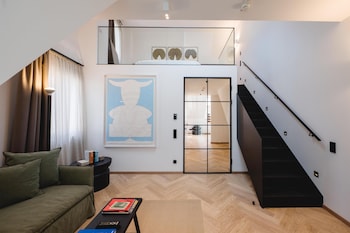 Deluxe Pool Suite