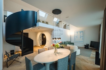 Signature Pool Suite