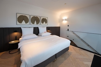 Deluxe Pool Suite