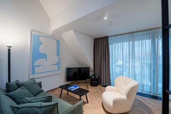 Deluxe Pool Suite