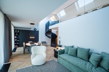 Signature Pool Suite