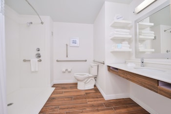 Suite, 1 King Bed, Accessible, Non Smoking