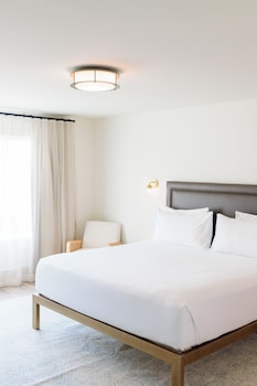 Suite, 1 King Bed (Magnolia)