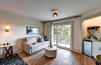 Room, 1 King Bed, Accessible, Balcony (Mobility & Hearing, Roll-in Shower)