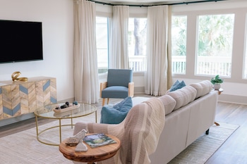 Suite, 1 King Bed (Magnolia)