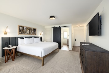 Room, 1 King Bed, Accessible, Balcony (Mobility & Hearing, Roll-in Shower)