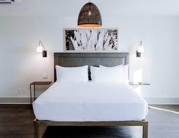 Suite, 1 King Bed (Dogwood)