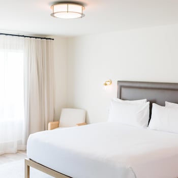 Suite, 1 King Bed (Magnolia)