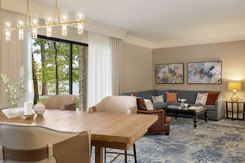 Suite, 1 Bedroom (George Mitchel)
