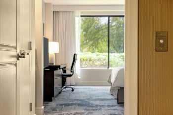 Room, 1 King Bed, Accessible, Balcony (Hearing)