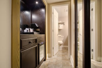 Room, 2 Queen Beds, Balcony, Courtyard View