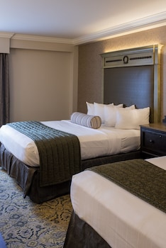 Room, 2 Queen Beds, Balcony, Courtyard View