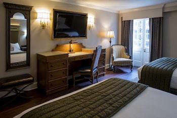 Room, 2 Queen Beds, Balcony, Courtyard View