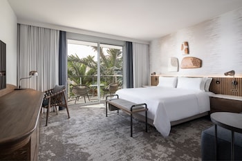 Room, 1 King Bed, Roll-in Shower, Resort View (Mobility Accessible, Kukahi)