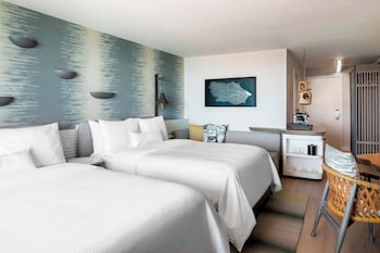 Luxury Room, 2 Queen Beds, Balcony (Mobility Accessible, Roll-In Shower)