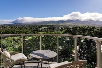 Room, 1 King Bed, Roll-in Shower, Resort View (Mobility Accessible, Kukahi)