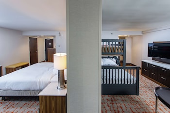 Family Suite, 1 King Bed (2 Bunk Beds)