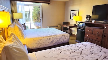 Standard Room, 2 Queen Beds, Refrigerator & Microwave, Courtyard View