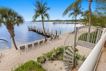 Ocean Front 1BR Suite with Direct Beach Access