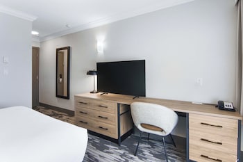 Standard Room, 1 Queen Bed (Atrium Building)