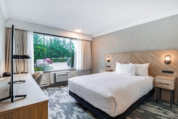 Standard Room, 1 Queen Bed, Kitchen (Atrium Building)