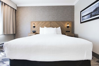 Standard Room, 1 Queen Bed (Atrium Building)