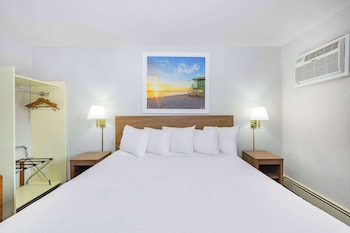 Suite, 2 Queen Beds, Non Smoking, Refrigerator