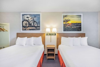 Suite, 2 Queen Beds, Non Smoking, Refrigerator