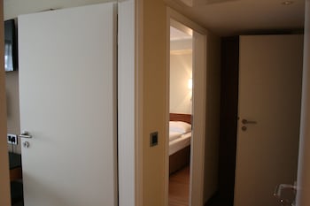 Deluxe Quadruple Room, 2 Bedrooms, Non Smoking (Air Conditioning)