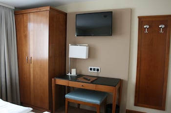 Deluxe Quadruple Room, 2 Bedrooms, Non Smoking (Air Conditioning)