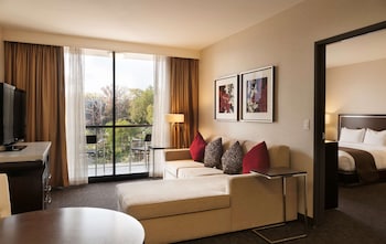 Suite, 1 King Bed, Garden View
