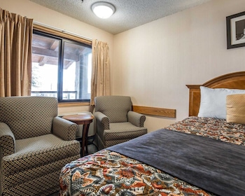 Standard Room, Multiple Beds, Non Smoking (Sitting area)