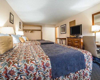 Standard Room, Multiple Beds, Non Smoking (Sitting area)