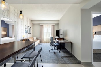 Suite, 2 Bedrooms (Mobility/Hearing Access, Roll-in Shwr)