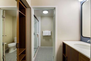 Deluxe Room, 1 King Bed with Sofa bed (Balcony)