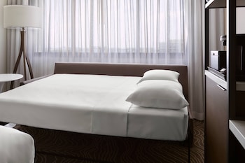 Standard Room, 1 King Bed (Mobility Accessible, Tub)