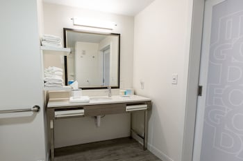 Room, 1 King Bed, Accessible, Non Smoking (Mobility & Hearing, Roll-in Shower)