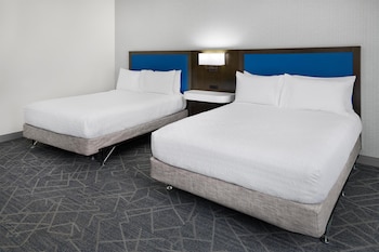 Room, 2 Queen Beds, Accessible, Bathtub