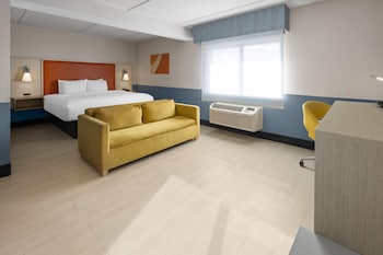 Deluxe Suite, 1 King Bed with Sofa bed, Non Smoking, Jetted Tub